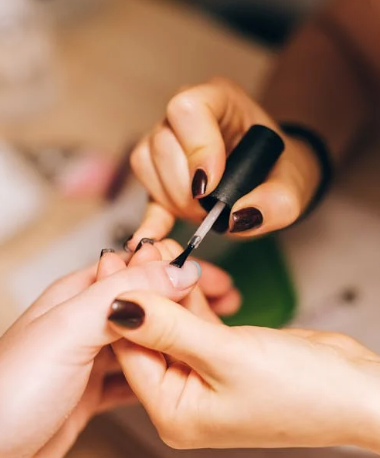 filling acrylic nails