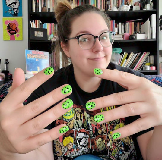 green neon nails