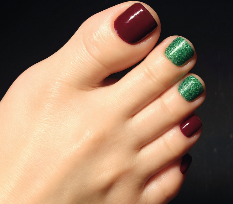 maroon toe nails