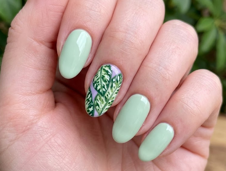Dieffenbachia – Oval shaped nails: Lavender base, variegated green & white leaves, bold accent nail, soft summer vibe.