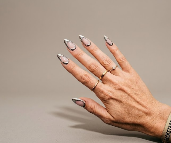 chrome outline nails