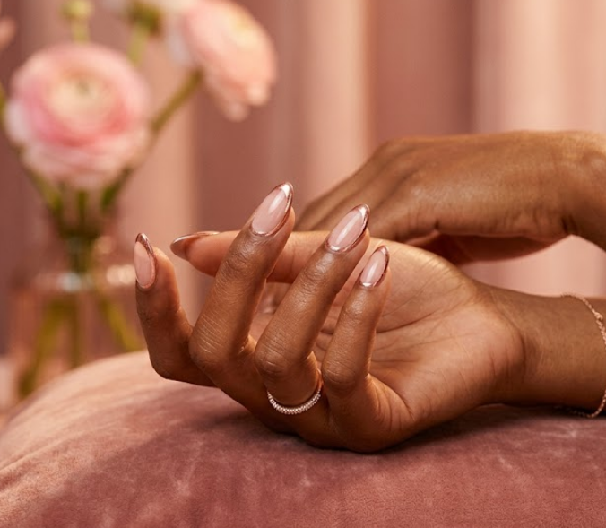 rose gold outline nails