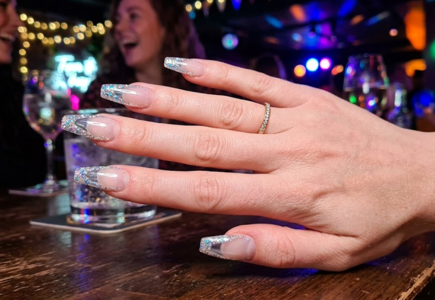 glitter outline nails